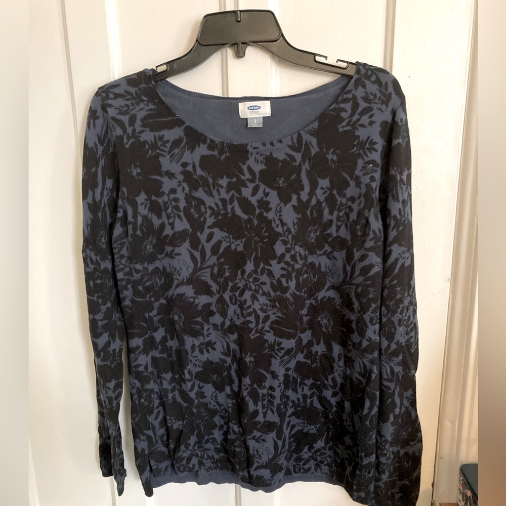 Blue and back floral print pullover sweater.